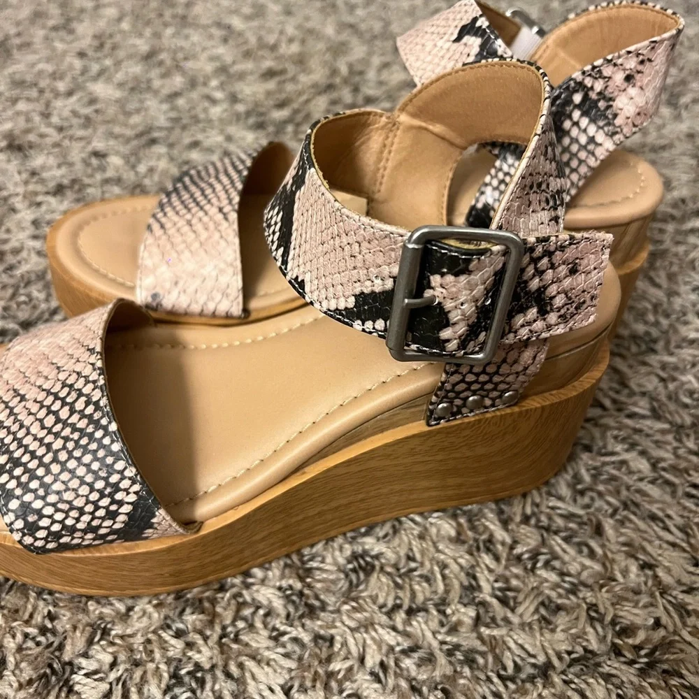 universal threads snake print wedges